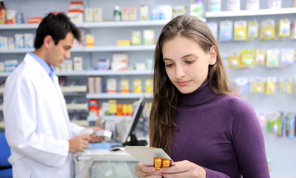 mujer en la farmacia