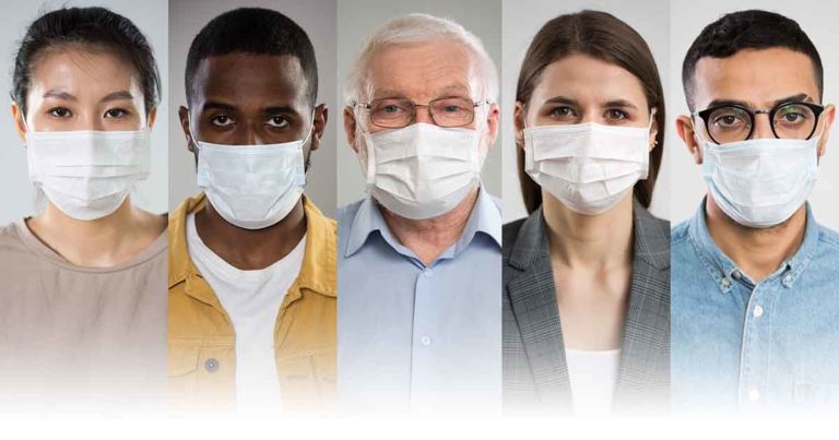 Varias personas con mascarillas