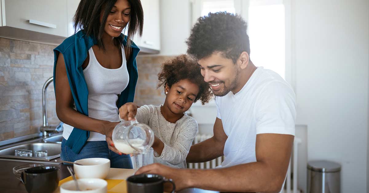 Familia preparando el desayuno con alimentos sin alérgenos.