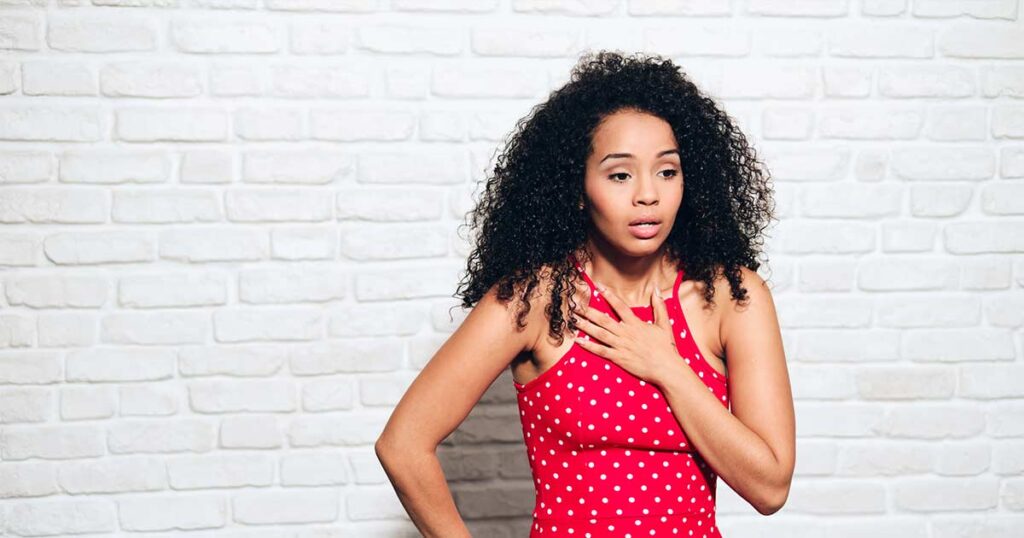 Mujer que tiene un ataque de asma